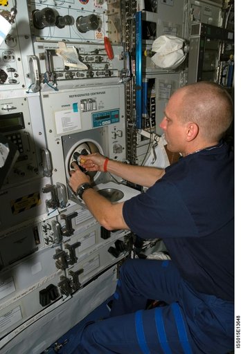 Anderson works on the Nutrition Experiment during Expedition 15