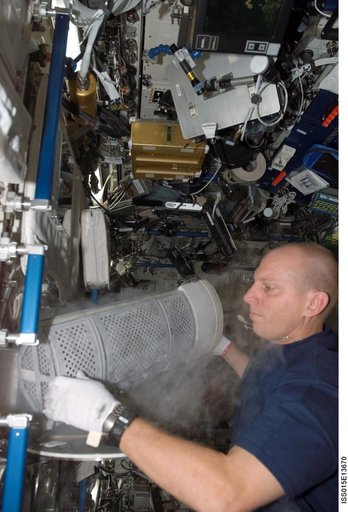 Anderson works on the NUTRITION Experiment in the US Lab during Expedition 15