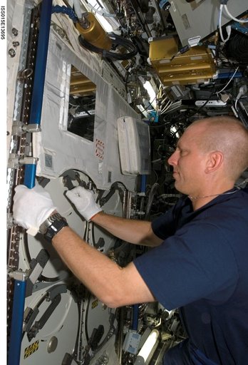 Anderson works on the NUTRITION Experiment in the US Lab during Expedition 15