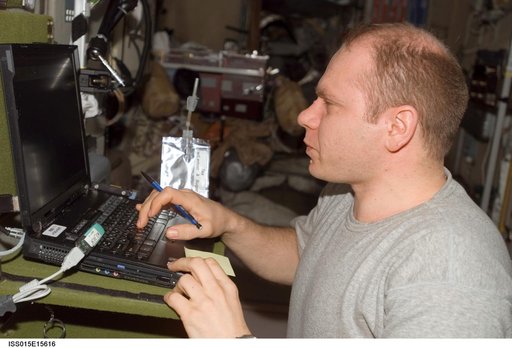 Kotov works at a Computer Workstation during Expedition 15