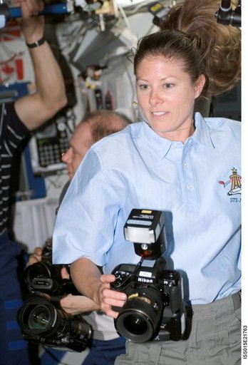 Expedition 15 and STS-118 Crewmembers meeting in the US Lab