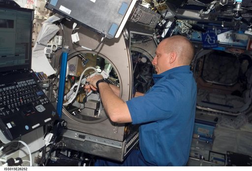 View of Anderson setting up SAME Hardware in the US Lab during Expedition 15