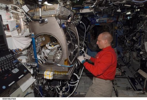 View of Anderson working with SAME Hardware in the US Lab during Expedition 15