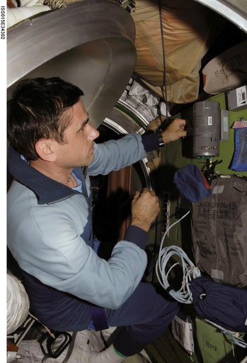 Expedition 16 FE Malenchenko works on the Bioemulsia Experiment in the SM