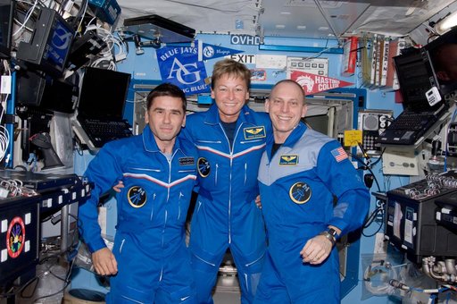 Expedition 15 and Expedition 16 Crewmembers pose for a photo in the US Lab