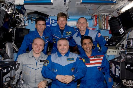 Expedition 15 and Expedition 16 Crewmembers pose for a photo in the US Lab