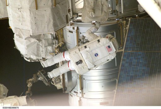 Parazynski makes his way to the Z1 Truss during Expedition 16/STS-120 EVA 1