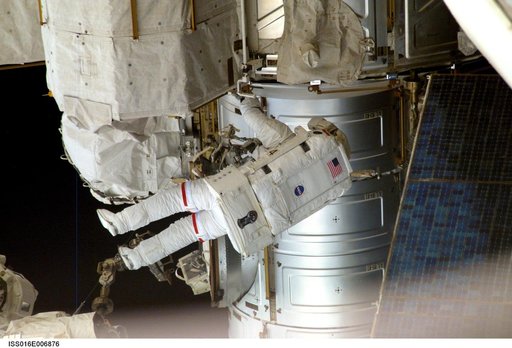 Parazynski makes his way to the Z1 Truss during Expedition 16/STS-120 EVA 1