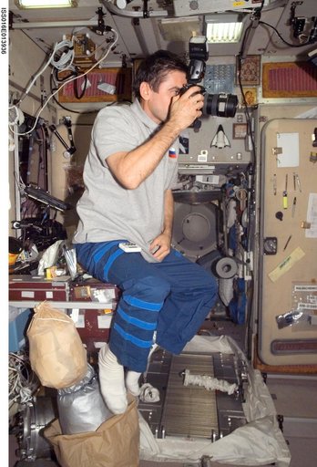 Malenchenko with camera in the SM