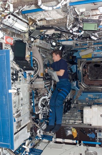 Whitson works with InSPACE-2 in the MSG in the US Lab