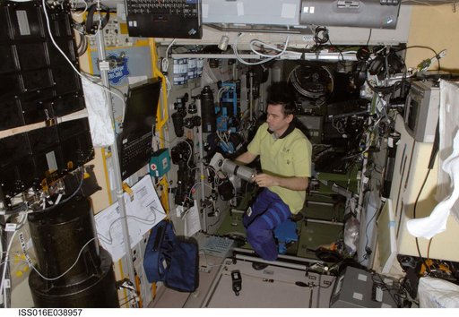 Malenchenko works with Dykhanie Experiment