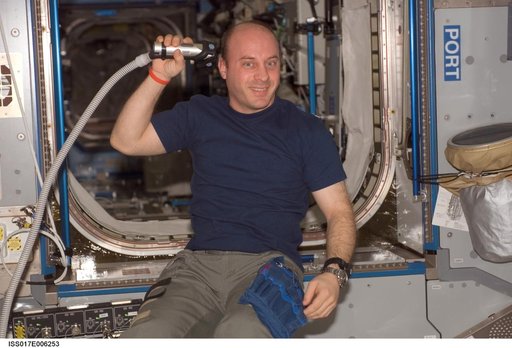 Garrett Reisman, Expedition 17 Haircut in Harmony