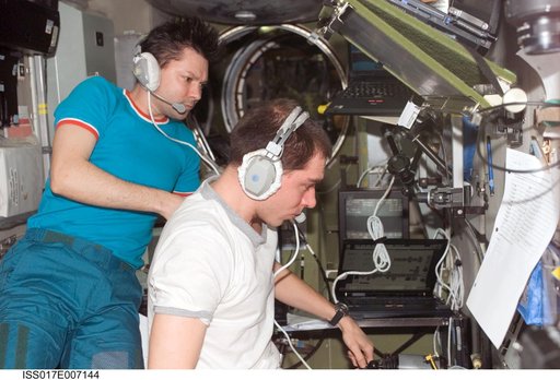 Cosmonauts at TORU for Progress 29 Docking