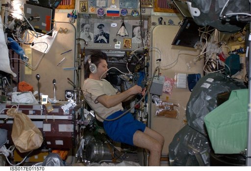 Kononenko in the SM during Expedition 17