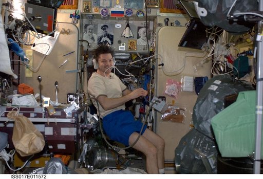Kononenko in the SM during Expedition 17