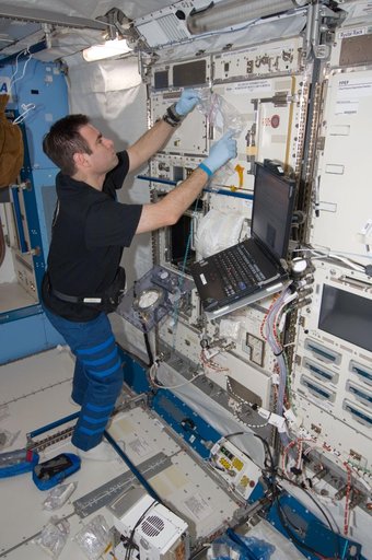 Chamitoff works on the SAIBO Rack in the JEM during Expedition 17