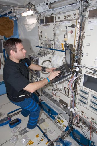 Chamitoff works on the SAIBO Rack in the JEM during Expedition 17