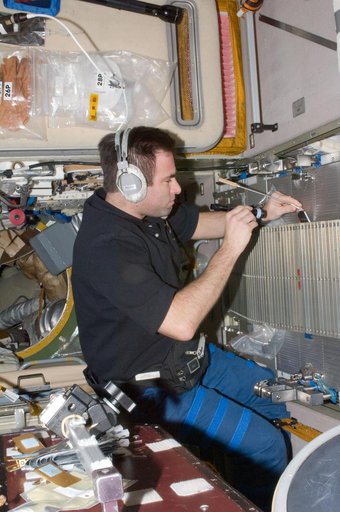 Chamitoff works on TVIS in the SM during Expedition 17
