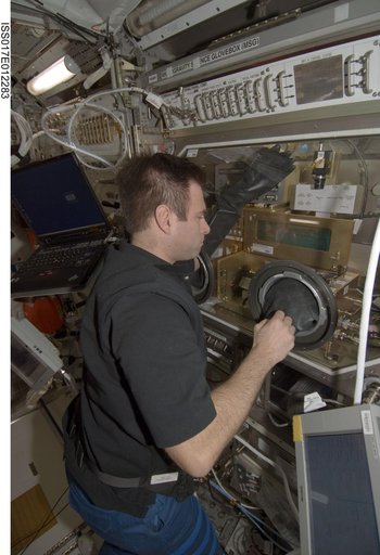 Microgravity Sciences Glovebox (MSG) with Shear History Extensional Rheology Experiment (SHERE) in European Lab Columbus