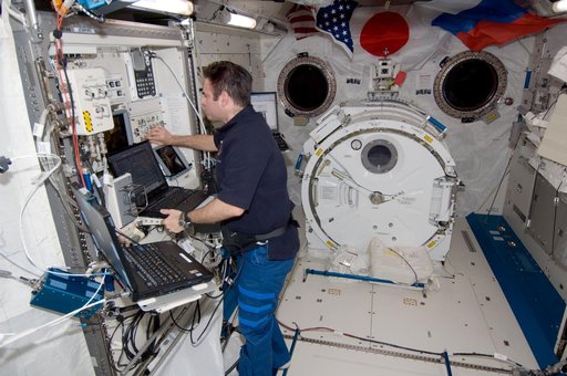 Chamitoff works on the JEMRMS in the JEM during Expedition 17