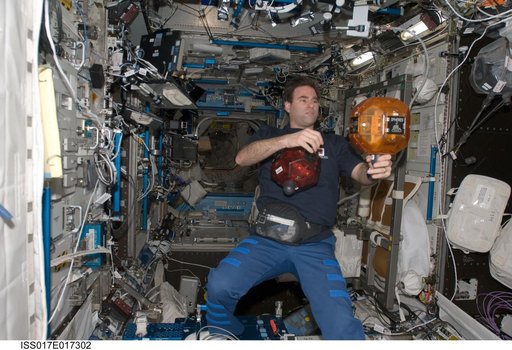 Chamitoff performs a 3.5 hour run with the SPHERES Payload in the U.S. Laboratory during Expedition 17