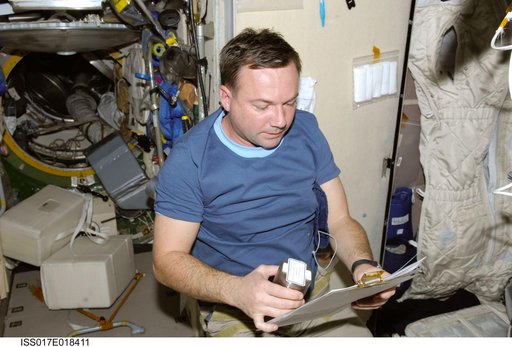 Lonchakov holds Space Science P/L Kristallizator Module-1 experiment hardware in the SM during Joint Operations
