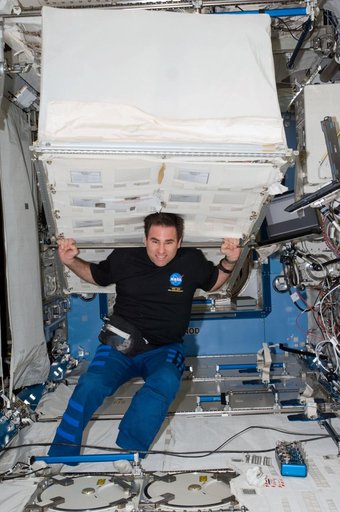 Chamitoff works in the Kibo European Laboratory / Columbus during Expedition 17