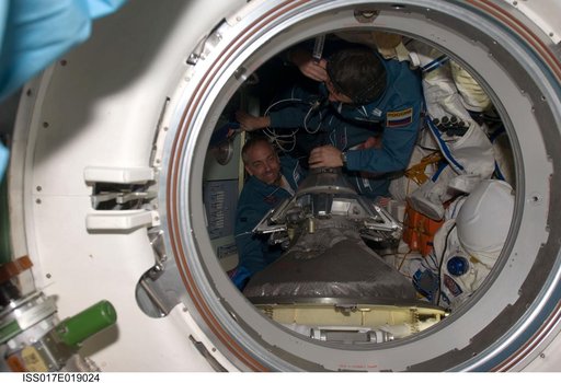 Lonchakov and Garriott after arrival of the Soyuz TMA-13 Spacecraft