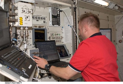 Fincke activates the RLT of the JEMRMS in the JPM / Kibo during Joint Operations