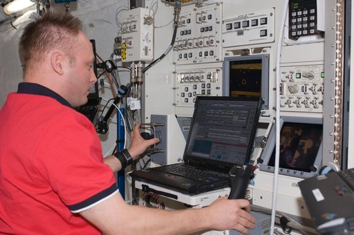 Fincke activates the RLT of the JEMRMS in the JPM / Kibo during Joint Operations