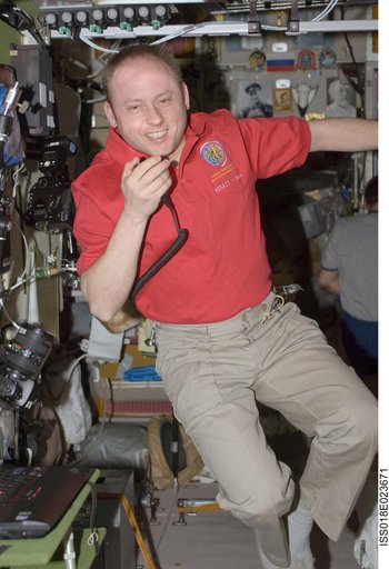 Fincke uses Ham Radio in Service Module (SM)