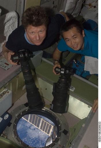 Padalka and Wakata with cameras at SM window