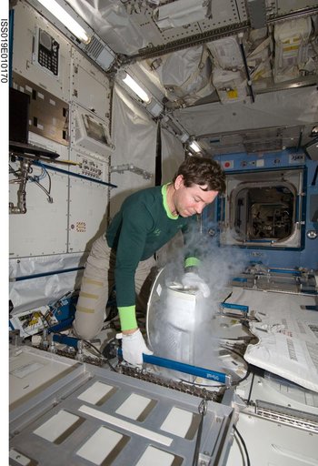 Nutrition and Repository: Insertion of Urine Sample into MELFI