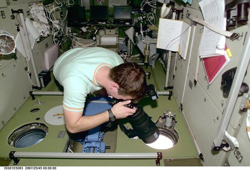 Gizenko takes photos from Service Module