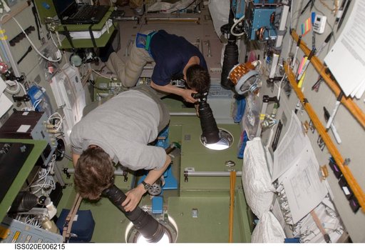Padalka and Romanenko with cameras in SM
