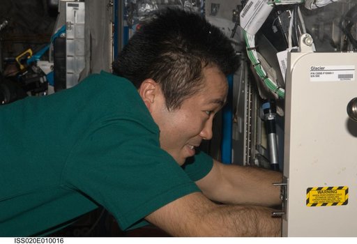 Wakata with GLACIER in U.S. Lab