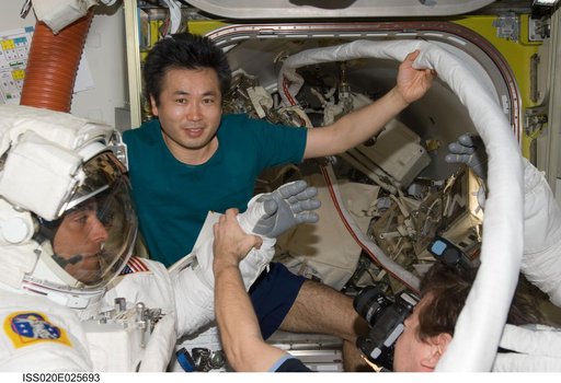 Cassidy, Barratt and Wakata in Airlock