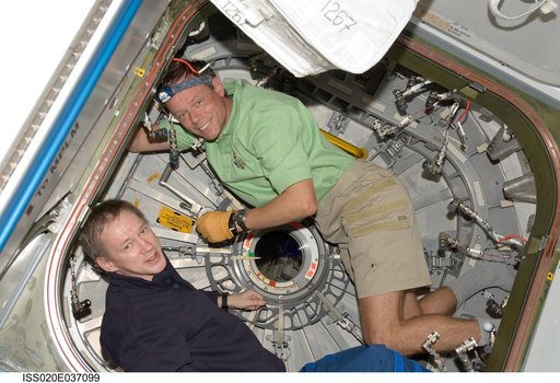 Fuglesang and De Winne prepare to enter MPLM