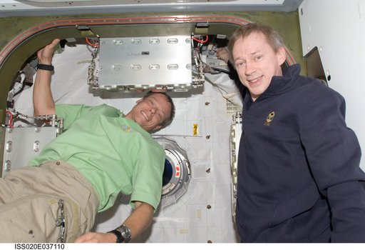 De Winne and Fuglesang in Node 2