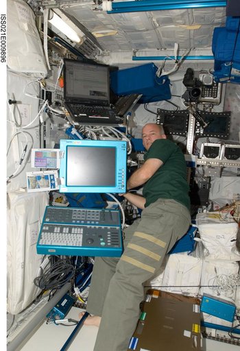 FE-5 Williams works in the Columbus Module