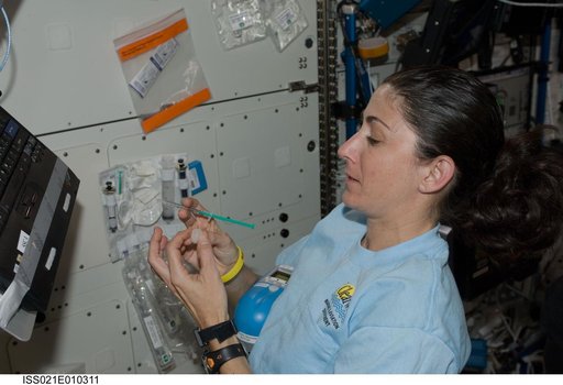 FE-2 Stott analyzes Water Samples using the CQQMK in the US Lab