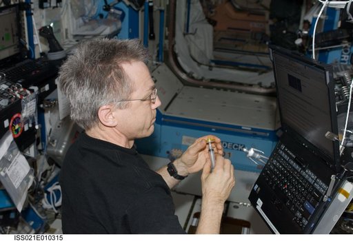 FE-4 Thirsk analyzes Water Samples in the US Lab