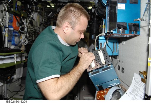 FE-1 Suraev prepares a new version of the BIO-5 Rasteniya-2 Experiment