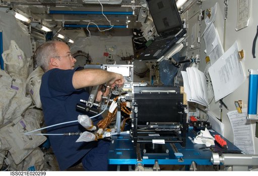 Williams working on the JAXA MS (Marangoni Surface) Experiment
