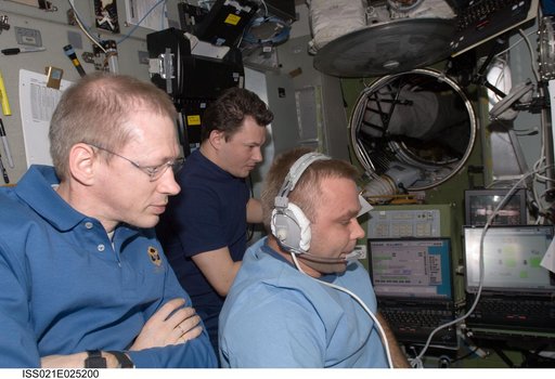 MRM2/Poisk Approach and Docking Procedures