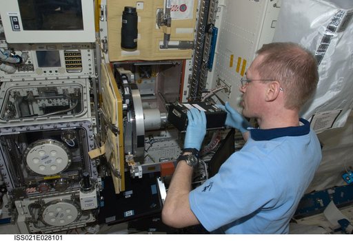 Commander De Winne works on the RadSilk Experiment in the JPM