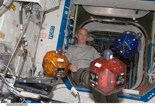 Williams works with SPHERES in the U.S. Laboratory during Expedition 22