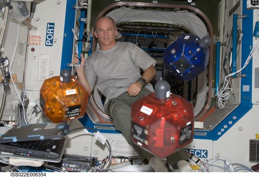 Williams works with SPHERES in the U.S. Laboratory during Expedition 22