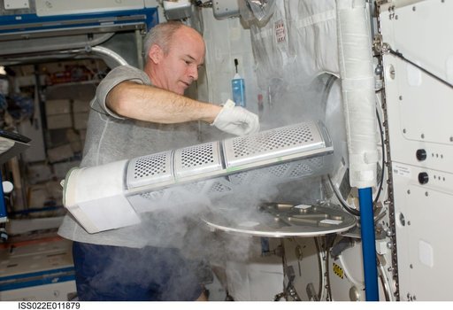 Williams installs the APXC Payload in MELFI during Expedition 22