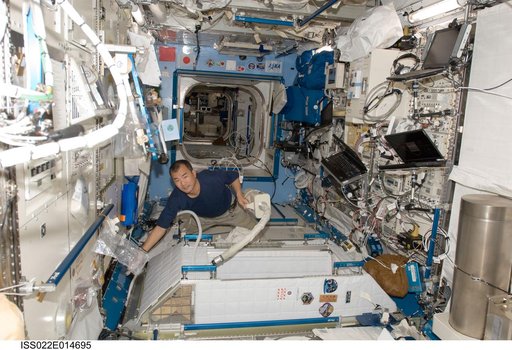 Noguchi uses vacuum cleaner in the JPM during Expedition 22